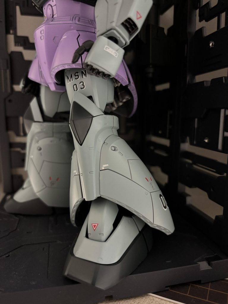 下方より！脚部にもレッドセンサーを組込み。