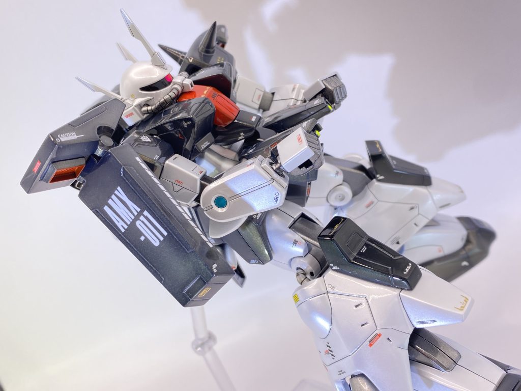 白色部は白サフ、ガイヤのパールシルバーです。これはイメージ通りの仕上がりで気に入っております^ ^