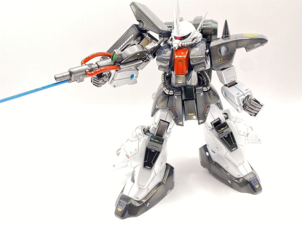 足廻りはキットのままなのであまり動きませんが、肩まわりが少し可動範囲が広がっただけでもポージング決めやすくなったと思います