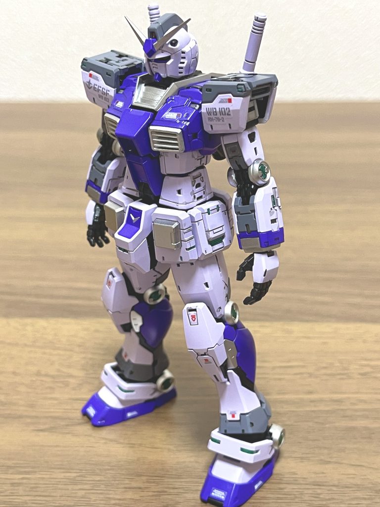 過去に同じ内容で投稿したのですが、やはり紫部分の色が納得いかず、しかし塗り直すのもなんだかなぁとしてた時に行きつけのハードオフでジャンクで安く売られてたのを発見。即買、色々な手修正、塗装したものになります。今回の配色は以下になります。・白部分:クールホワイト➕パープル微量ブラック微量・紫部分:パープルそのまま・灰部分:クールホワイト➕パープルと黒を少しずつ混ぜて調色・銀部分:スーパークロームシルバーそのまま・黒部分:メタルブラックそのまま