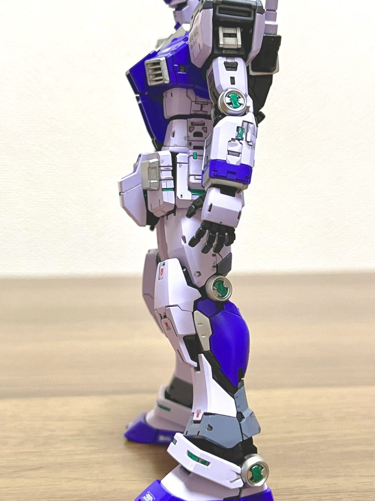 今回も前回同様にサイコフレーム常時展開仕様に。関節のところなどにチラ見せ程度でメタルグリーンを。