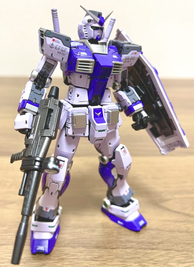 ビームライフルとシールドをもたせてみました。ビームライフルは分かりづらいですが実は2色で色分けしてます。