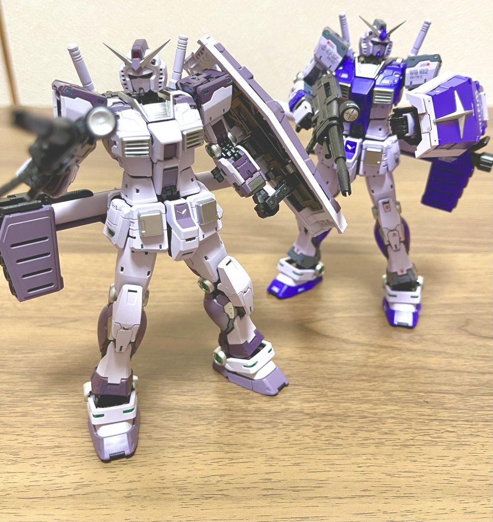 前回投稿作品と並べて。並べてみるとなんか前回の方がHi-ν感がありますかね😅実際今回のを塗装後に組み付けたらHi-νというよりガンダム四号機とかNT-1に見えてしまいましたwまあ差別化は出来たってことでw