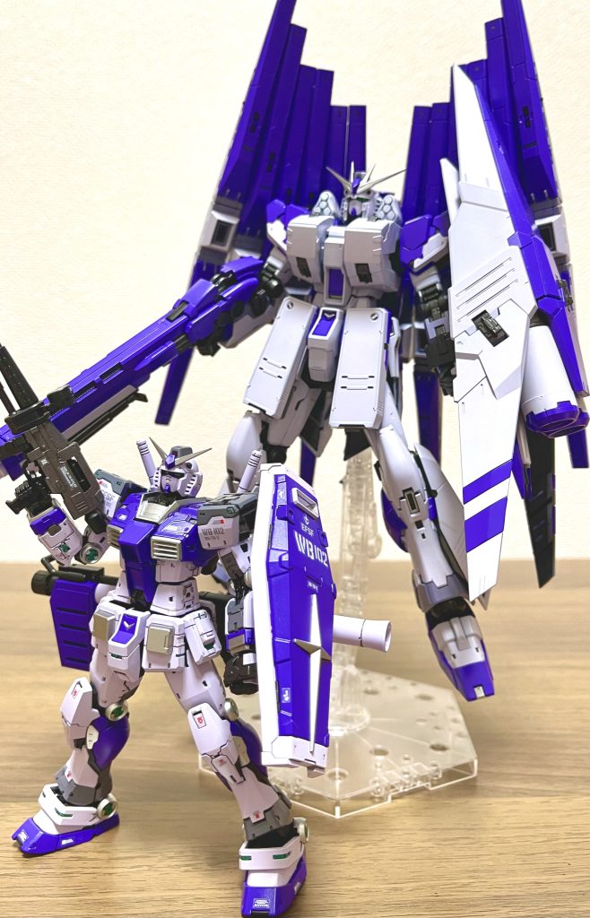 今年初投稿のHWS型νガンダムと。当初のこれと同じように塗装するって言う意味ではだいぶ近い色に塗装できたと思います。