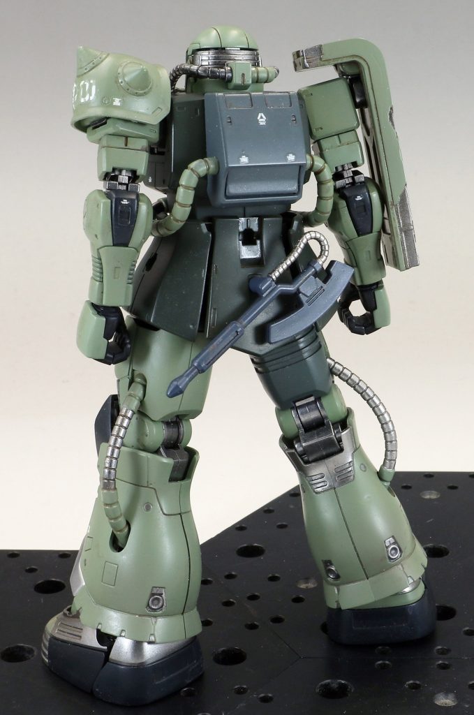 塗り分けは、基本的にメカニック部のメタリックを先に塗り、マスキング後に装甲部分を塗り重ねています。メカニック部分をマスキングしたままデカールまで貼り、セミグロスクリアーまでかけて、質感の違いをはっきりさせています。