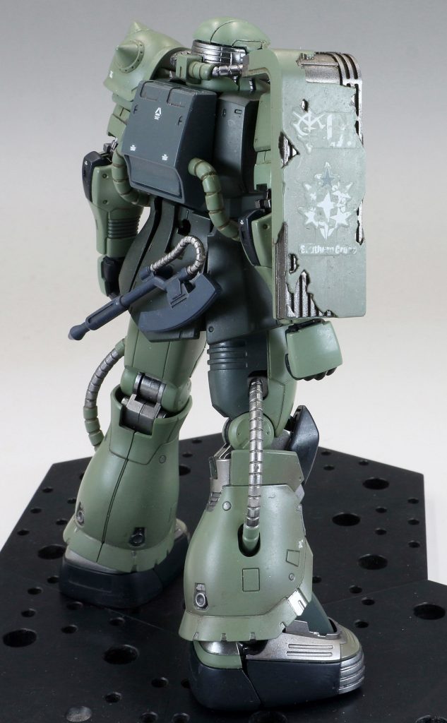 このキットでは、シールドの塗り分けが一番のポイントになると思います。気合を入れてマスキングしましたが、端っこの一部分も塗り分け必要だったことに撮影後気が付きました。