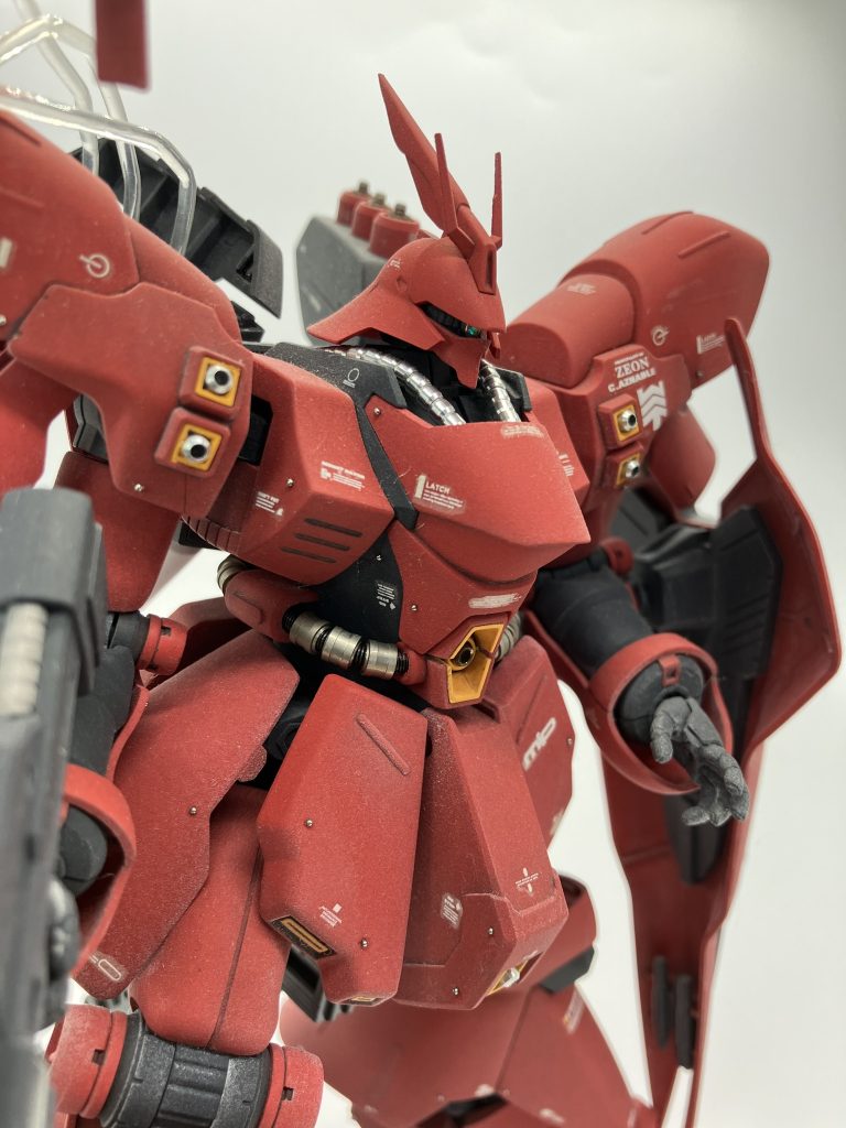 続いては、HGサザビー、これもメタルパーツをゴテ盛りしたのですがトップコートでミス😖