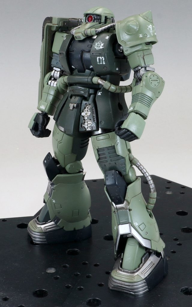 装甲の剥がれた部分をそれらしく見せるために質感をはっきり分けてみました。ブラウン系で軽く汚しを入れ、酷使されてる機体であることを表現してみたつもりです。