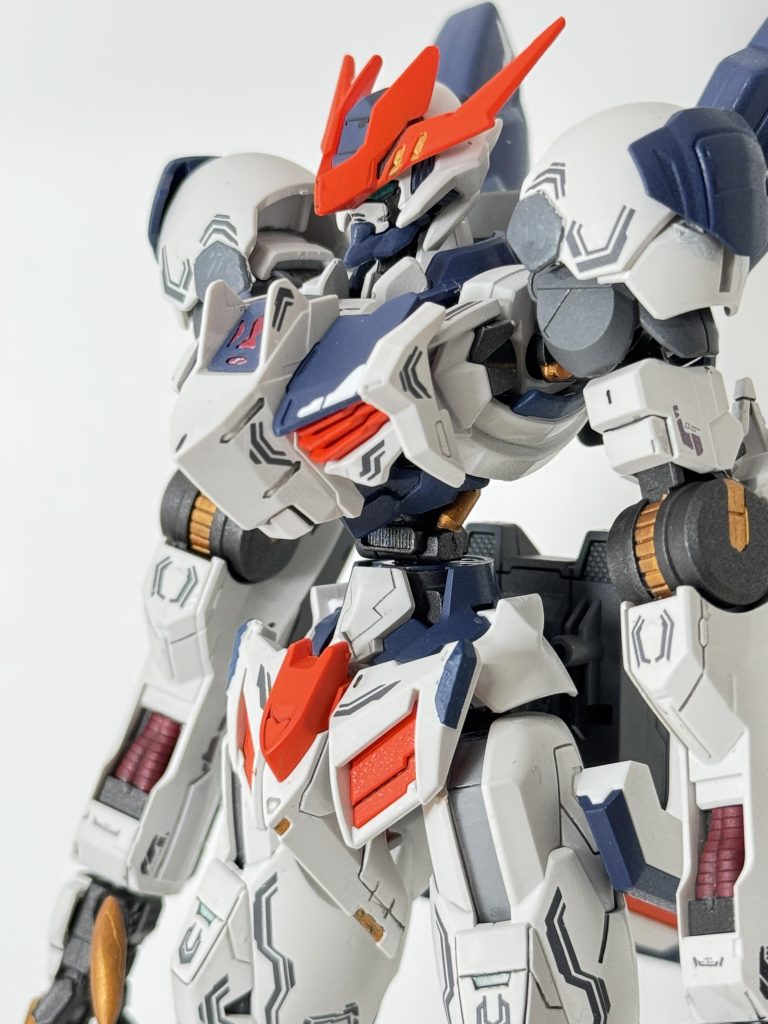 頭部と腕はルプスレクスをそのまま使用胸部はエアリアルの上にルプスレクスの外装を盛ってます腰部との接続はガンダムフレームを接着腰部はエアリアルにルプスレクスのフロントカバーを接着肩部もエアリアルの上にルプスレクスアーマーを貼り付け脚部は角張ってた方が良かったのでエアリアル改修型にルプスレクスの足を接着加工