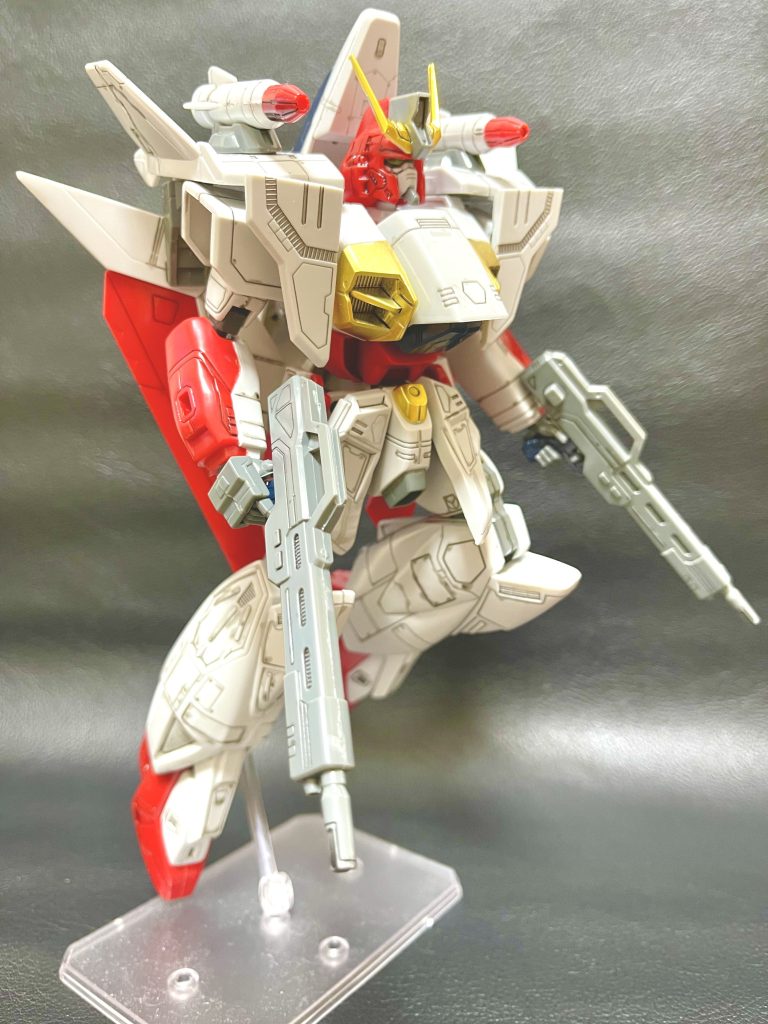 2丁構えて飛行へ。やはりエアマスターといえば空中戦ですかね。しかし、武装がバスターライフルと頭部バルカンと型のミサイルだけってのがですね。ビームサーベル無いんだって初めて知りました。撃ち合いだけで仕留めるって感が半端ないですねw