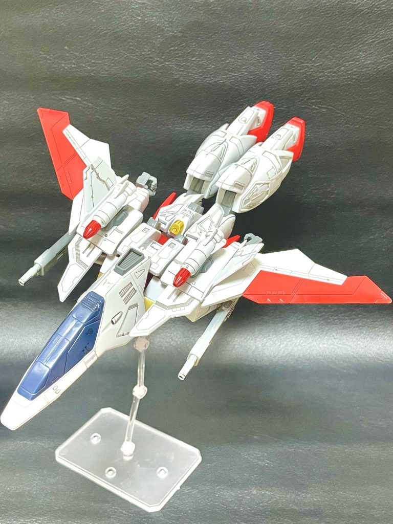 飛行モード。カッケェ😆このくらいシンプルな変形機構の方が変形時間も短いしメカマンのメンテもしやすいんじゃないですかね。変形が複雑化すると機構も複雑になるし。ウイングガンダムのバードモードもこんな感じでしたっけ。