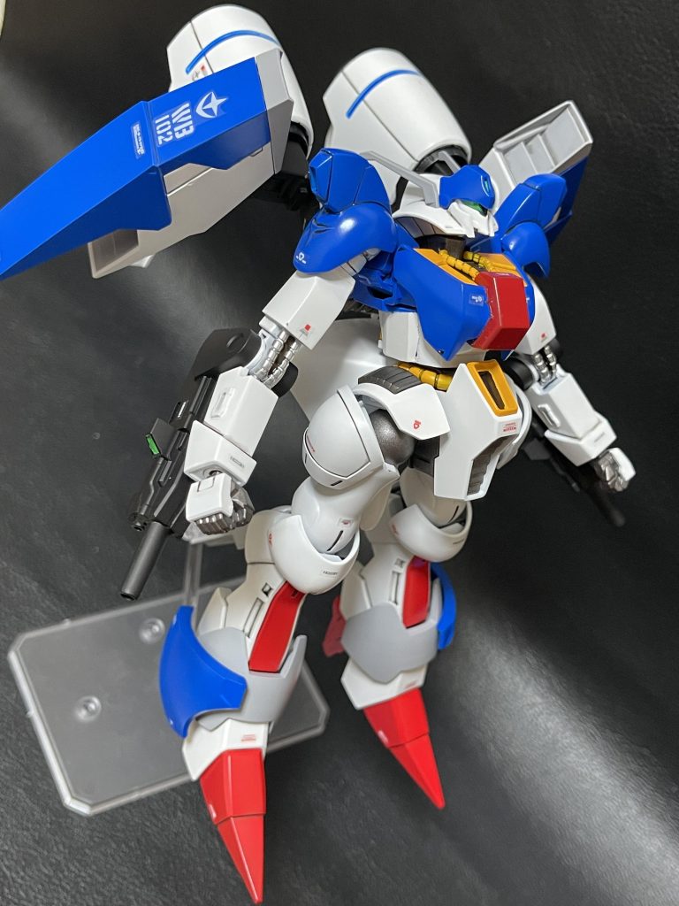 デカールですが、手頃のがなくてこの間作成したRGガンダム2.0の時に余ったものを使用してます。気に入ったのがあって貼ろうとしたら、文章内にRX-78って記載があり使えないってのが多々あり、細かいのしか貼れてないです。