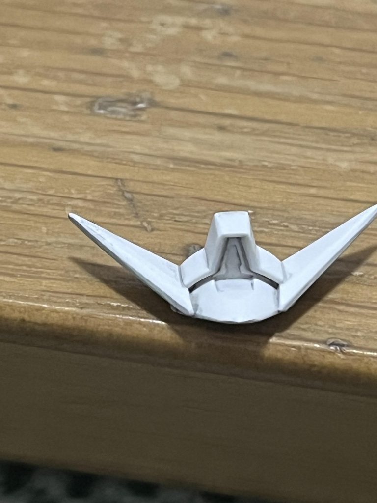 この部分の塗装がゲロむずポイント。シールもついていますが、シールの形状ではピッタリこない…