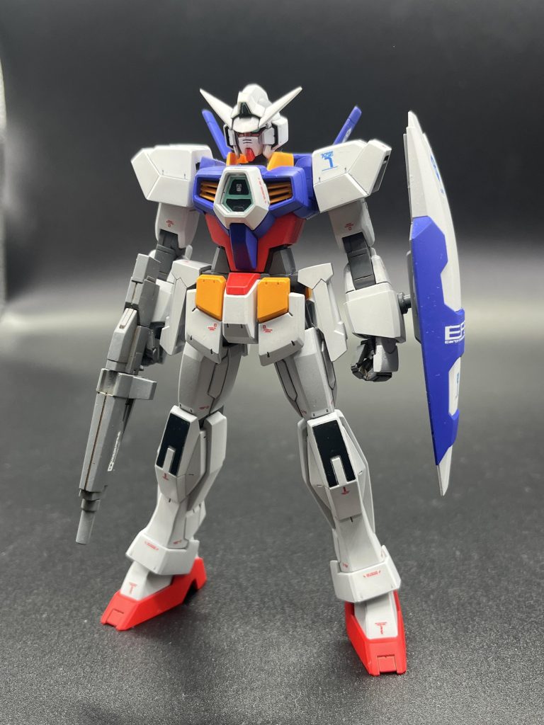 改修箇所は、アンクルアーマーの接続方法を変更して設定画のようにスネからのラインがつながるようにしました。あとはハンドパーツを変更しただけ、素性の良い良キットですね。