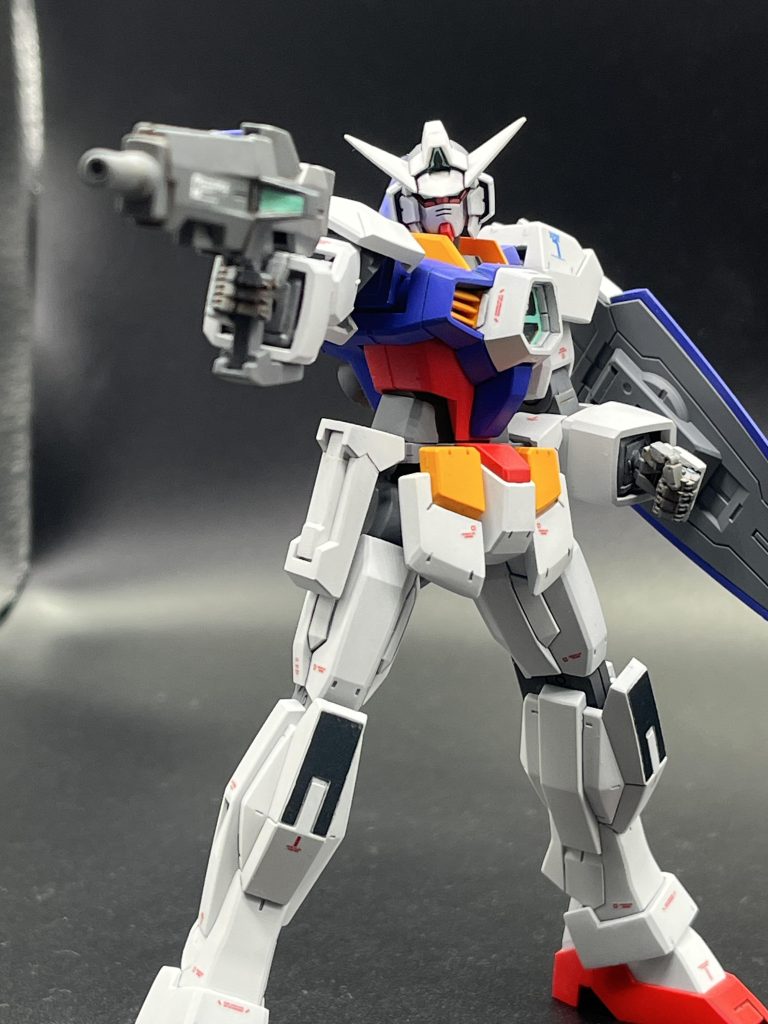 プレゼント用なので塗装を剥がさないように慎重に軽めのポーズ。膝の黒い部分の塗装も地味に難しかった…。