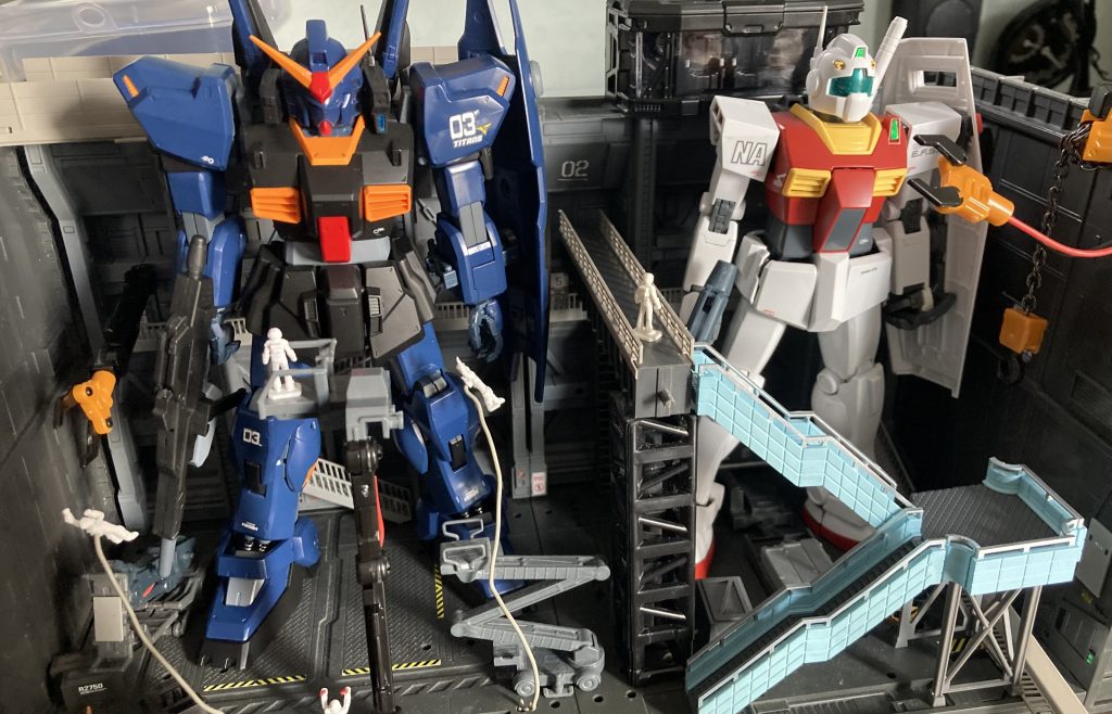 格納庫(グリーンノアにて)–2枚目/制作者：名も無きエゥーゴ兵