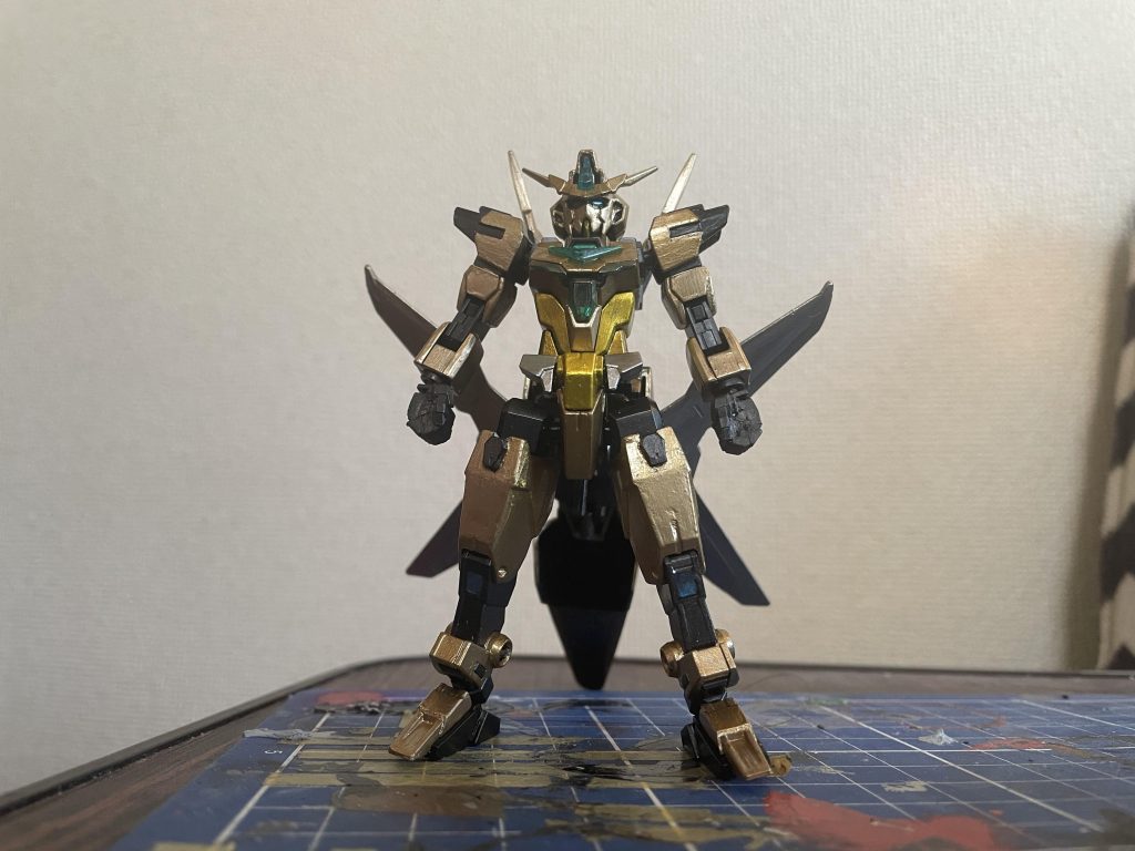 ゴールドを基調したカラーリングにしました。構想だとアカツキや百式のカラーリングをベースに塗装