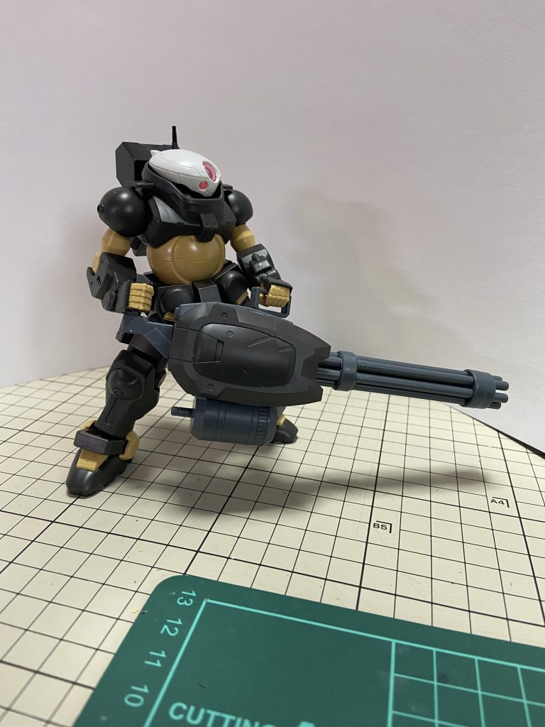 最初は「お腹にハロがはまっとるな〜」と言う印象でしたが、組んでみると結構かっこいい♪とりあえず装備が貧弱な感じだったのでビルドのジャイアントガトリングを装備。ジャイガトは組み換えが出来る様に3mm穴が多数開いてるのでそこにグリモアの盾を取り付け。