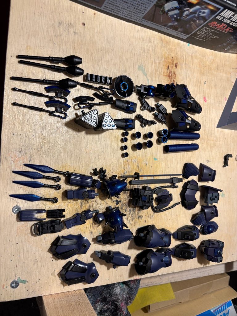 余剰パーツやジャンク品などなど、塗装。