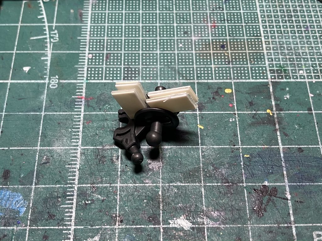 足首とサーベルラックの肉抜きが目立つのでプラ板で埋めています。が、前のエアリアルの時のようにエポパテ使った方がよかったかも... 塗装は全てガンダムマーカーです。クリアパーツの裏はメタリックの同系色で裏から塗って内部の透けをなくしています。ガンビットも細かく塗り分けを追加しましたが、塗膜の厚みを考慮し忘れていてトップコート後に慌ててバックパックやディスプレイベースのジョイントを削って塗装剥がれ防止のために調整を行いました。ピンク=ガンダムマーカー ガンダムメタリックピンクガンメタ=同ヘビーガンメタリック いったん水性の光沢トップコートを吹いてから別売のガンダムデカール「水星の魔女汎用①」を各部に貼ってからクリアパーツは再度光沢で、ソリッドカラー部はMr.水性ホビーカラーのクリアつや消しを吹いています。