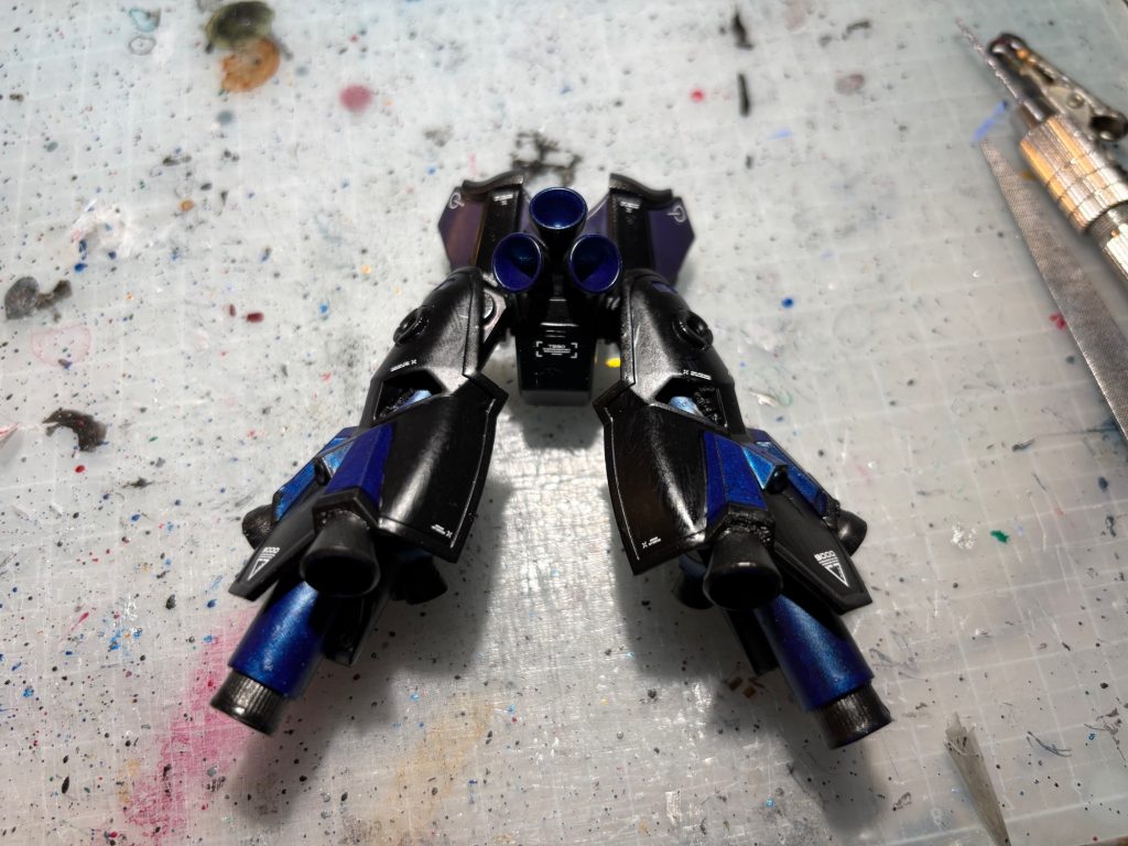 お尻の増加装甲にジャンク品のバックパックを接着、大型のフレキシブルブースターとなりました。