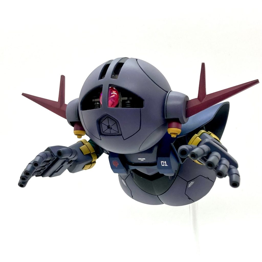 胴体と頭部にネオジム磁石を仕込んであり、頭部が簡単に脱着できます。また、頭部側には首の部分だけではなく、うなじ辺りにもネオジム磁石が仕込んであるので、画像のように上を向くこと(飛行形態)ができます。