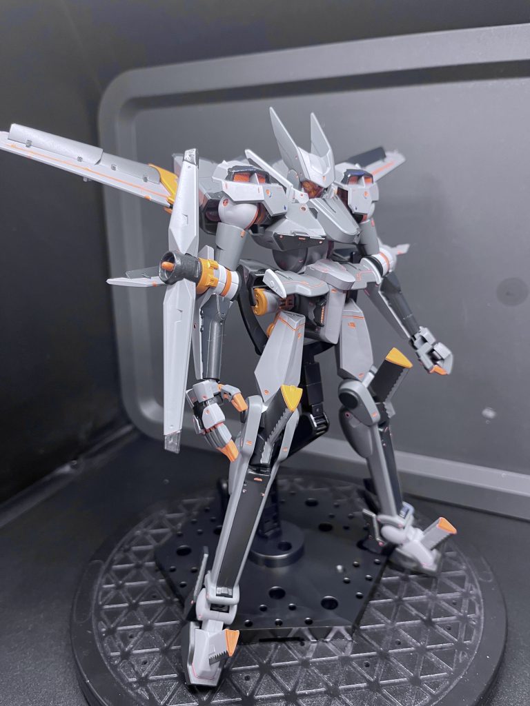 ロービジにしてやろうとアクセントなしで組み上げたんですが、悪い虫が騒ぎはじめてオレンジでちまちまやりはじめてまぁ。。こんなんですよ🤣