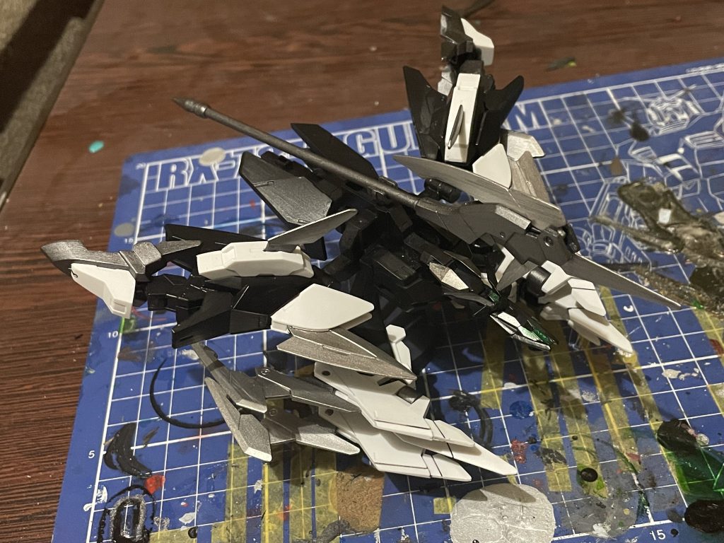 プルートアーマーは、マッドな黒を基調とし武装とフレームはガンメタで塗装。脚部やブレードプレートそしてインフォーチュンサイザーの刃部をジュラルミンを用いて鋭利さをさらに表現。