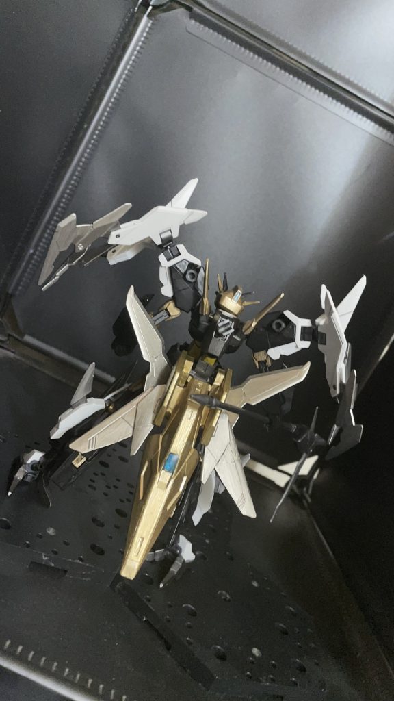 バックはコアディフェンサーXによりXウィングが目を引く。