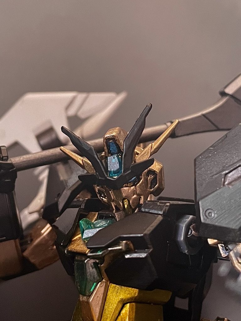 頭部アップ。元キットがシャープなデザインな為、カラーリングを変えたことにより印象は大きく変わる。