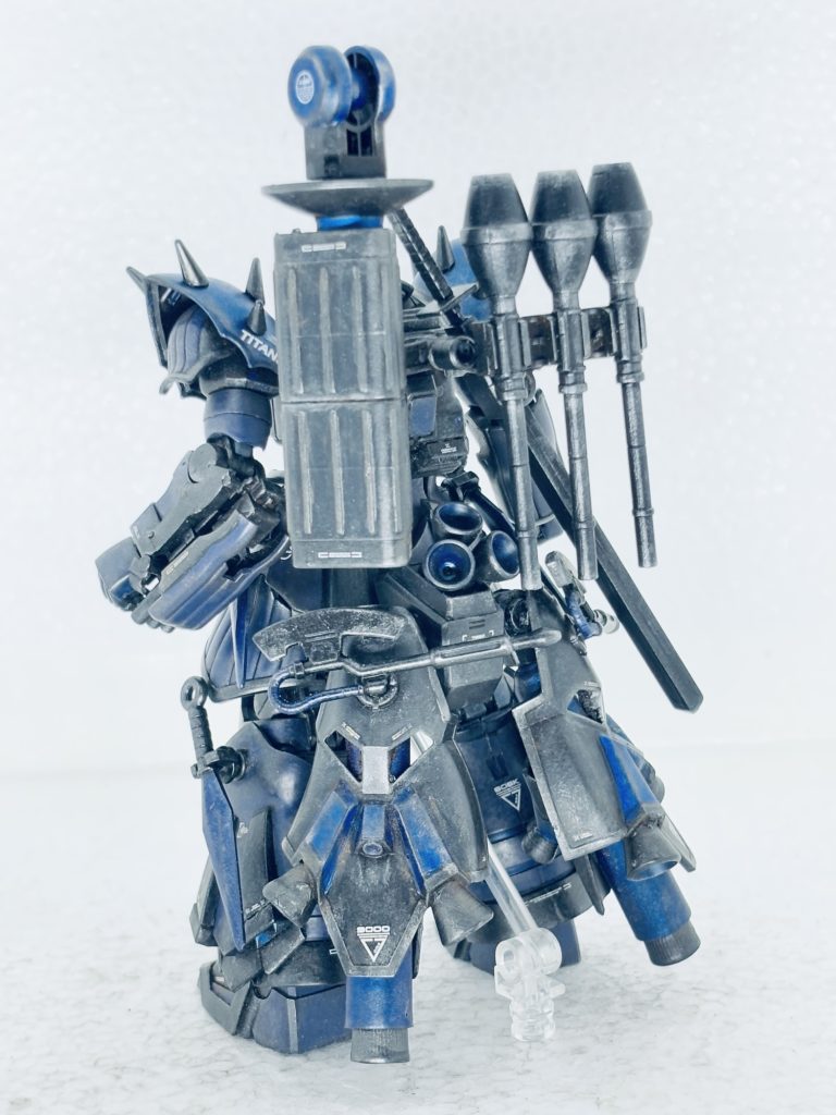 妄想設定元々優れたジャミング機能と放熱処理によって隠密奇襲ミッション特化機として運用されていた機体をティターンズ研究チームが鹵獲。さらなるステルス機能と高機動フレキシブルブースター、近接格闘武装を装備。部隊隊長機として、また、宇宙空間運用も視野に入れた機体にアップグレードされた。設定はこんなところでしょうか。背中が重くて自立出来ませんでした。