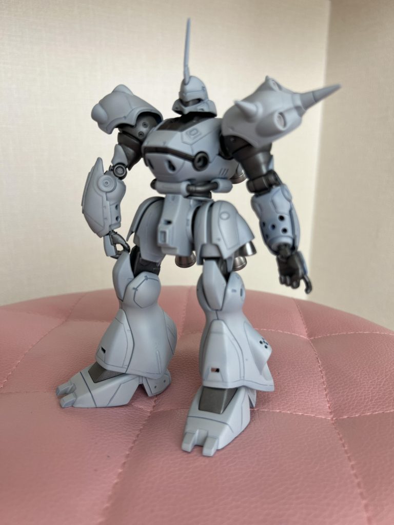 サフチェック。スジ彫り失敗したところをリカバリーしてたら穴空いたところが何箇所かあります。ジオン系は曲面が多いのでスジ彫り難易度が高いですね。
