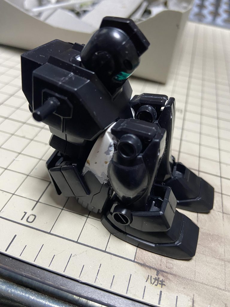 太ももをパテで延長、足首周りを削って短く体育座りに。腰の前掛け部分は外して削ってます。