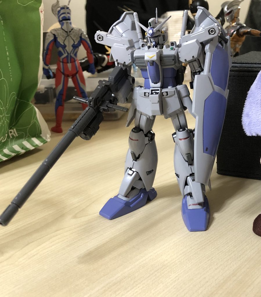 胸部リバーススラスターの改修後と1回目の塗装後とその後塗装やり直した後の写真です。肩と膝にもダークグレーを入れてたのですが何かしっくり来なかったので塗り直し、ついでにメインカラーの薄いグレーの色合いも調整して細かい箇所を部分塗装したのが3枚目です。(ウェザリング前、ビームライフルはまだ素組み