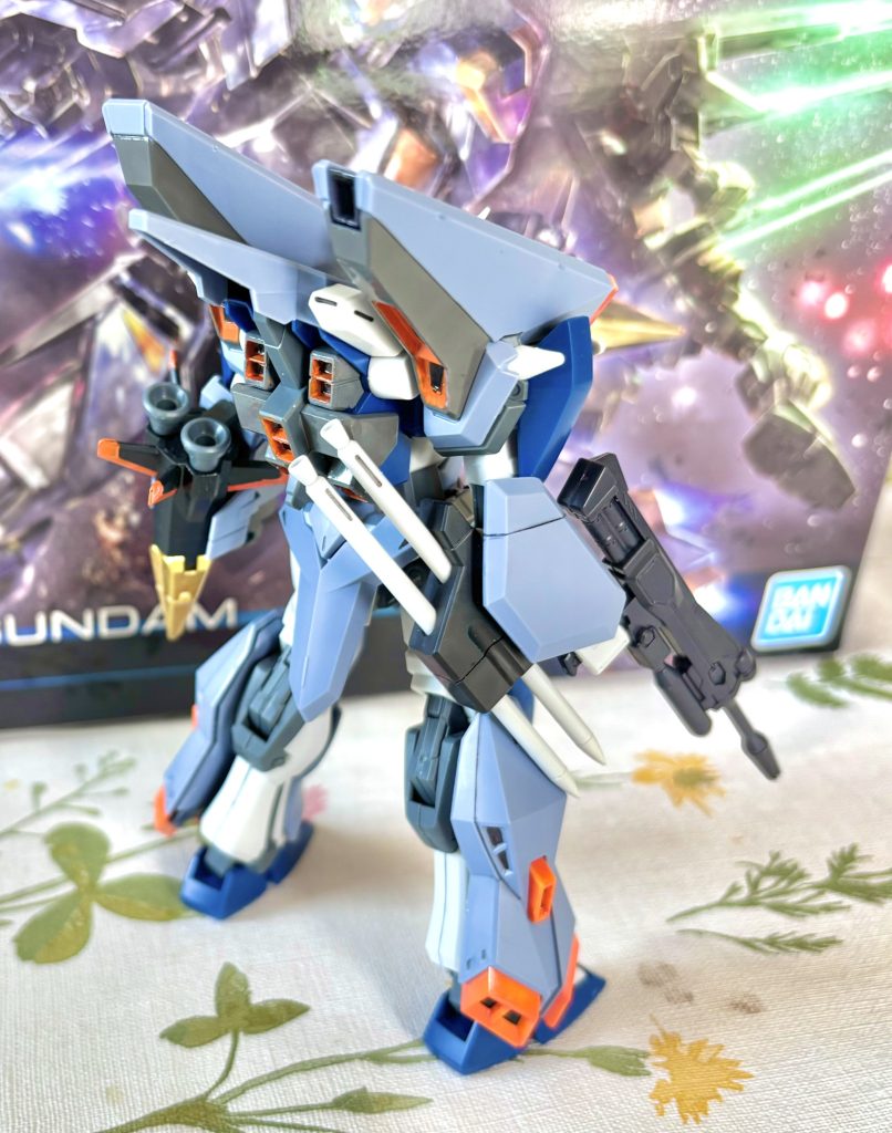 スラスターの塗り分け。内部の黒い箇所はフィニッシュシートを貼りました。ランサーダートも可能な限り鋭くしています。