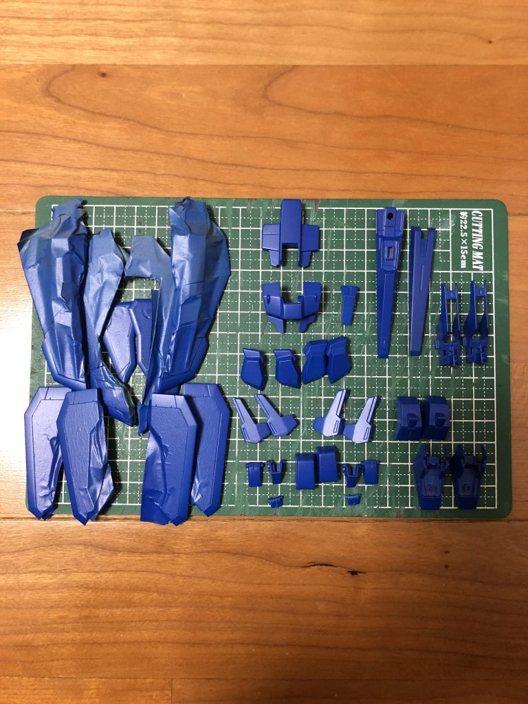 いつものように、塗装は缶スプレーを使用。青色は、MS Zブルーです。苦手な部分塗装ではウイング側面が上手くいきませんでしたが、許容します。