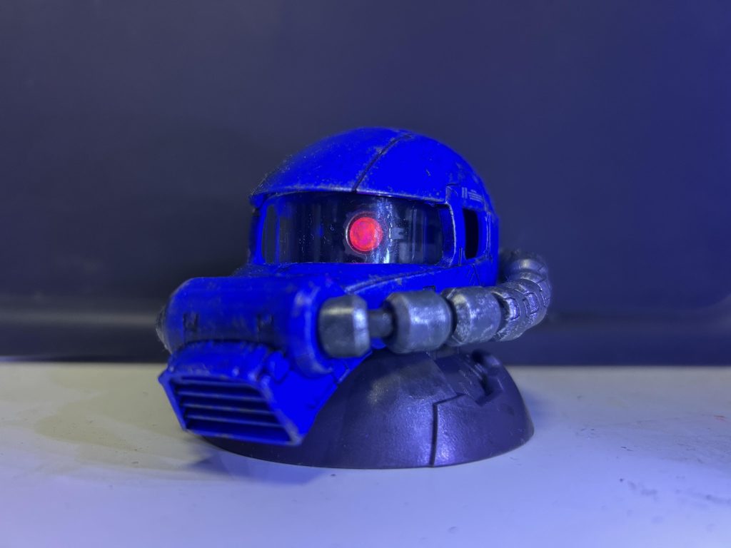 モノアイはブラックライトで光ります。