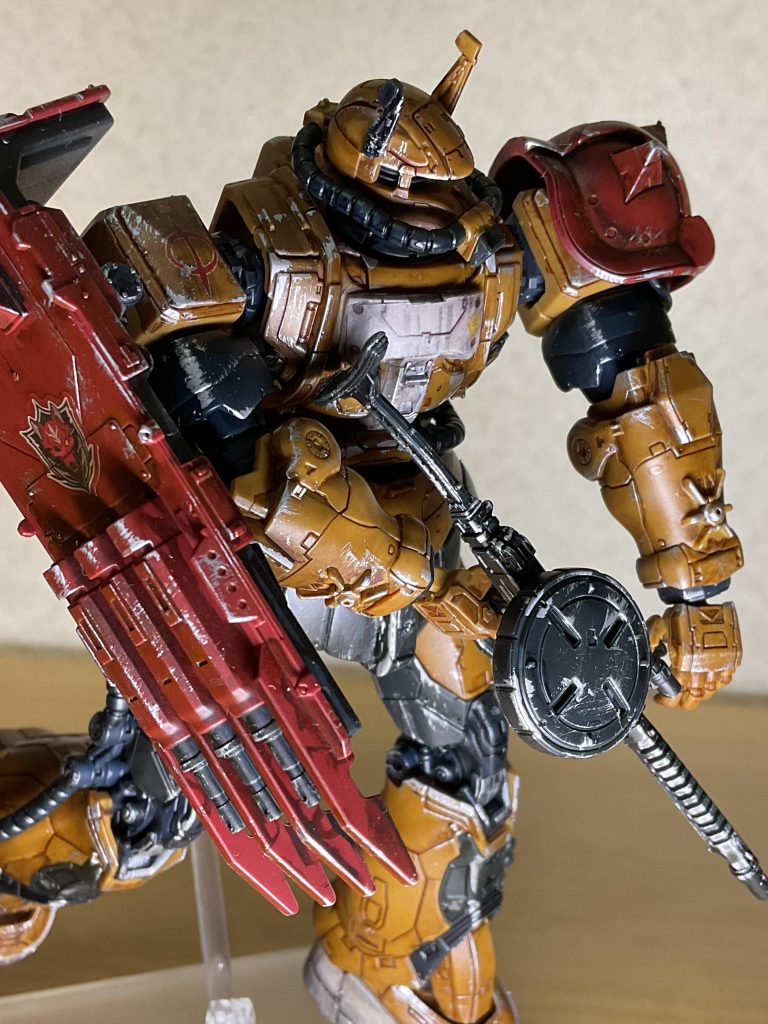 ガンダムEXと同様にウェザリングペンとエナメルシルバーで汚しました。今回はガンダムの反省からやり過ぎないように控えめにシルバーで擦りました。