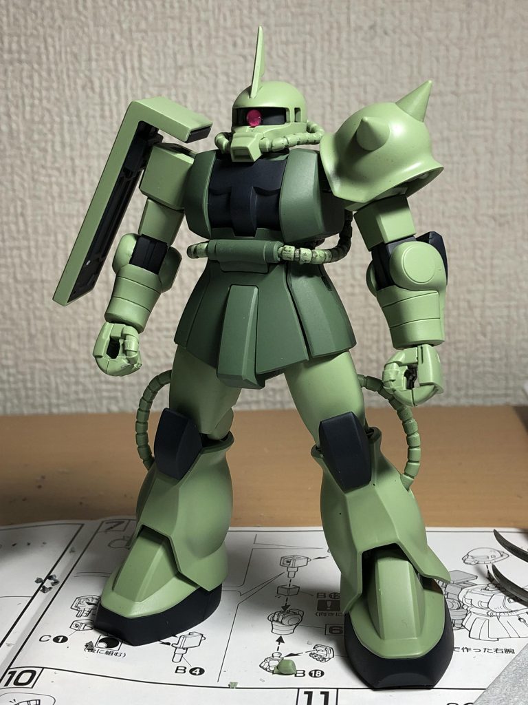 ウェザリングをする前につや消しを吹いた状態。もうこれで良いなって感じでしたがこの後ウォッシングとドライブラシ、肩シールドと胸にデカール貼って最後にまたつや消しを吹きました。スーパースムースクリヤー最高。胸の機体番号316は自分の誕生日からです。ウェザリングはやりすぎない程度に…モノアイとバズーカ、マシンガンのスコープはラインストーンとクリアレジンです。発色が良くて付けるのも瞬着で付けるだけなのでモノアイ系MSを作る時はだいたいこれです。ダイアカット加工がされてるので付けたらクリアレジンで均します。フットミサイルポッドも仕上げましたがこれ付けると多分塗装剥げするので一旦無しで。