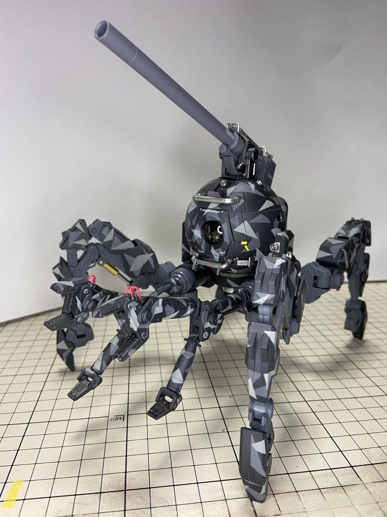 迷彩がちょっとドギツイ感じ……