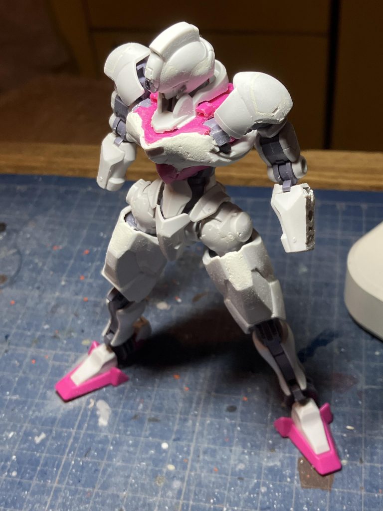 ルブリスは最新キットだけにモールドが細かく入っていたので、そこは出来るだけパテ埋めをして、昭和ヒーローのツルっとした感じを目指しました