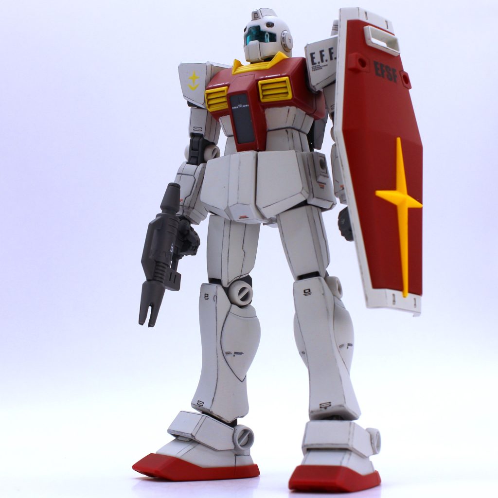 塗装は白部は以前ガンダムMk.Ⅱを作った際に余ったインシグニアホワイト、赤部も余っていたクレオスのあずき色2号を使いました。ちょっとイメージしていた感じとは違ってしまいましたが、まあこれはこれでよしとしました。余談ですが、インシグニアホワイトは今制作しているジム・ライトアーマーの白部にピッタリではと思いましたので、ライトアーマー君もこの色でいきたいと思います。もう一つのメイン色のオレンジ色が悩みますね。