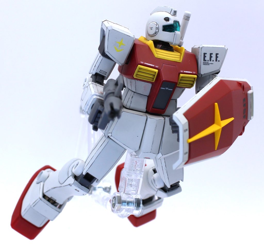 胸部&腹部ジムⅡの胸部のセンサーを削除しました。これでジムⅡ特有の特徴は無くなり、ジムとみなせると思います。ただ、HGUCジムⅡは胴体が短くずんぐりなので、腹部をプラ板で2mmほど延長しました。それに合わせてコックピット部も延長しています。