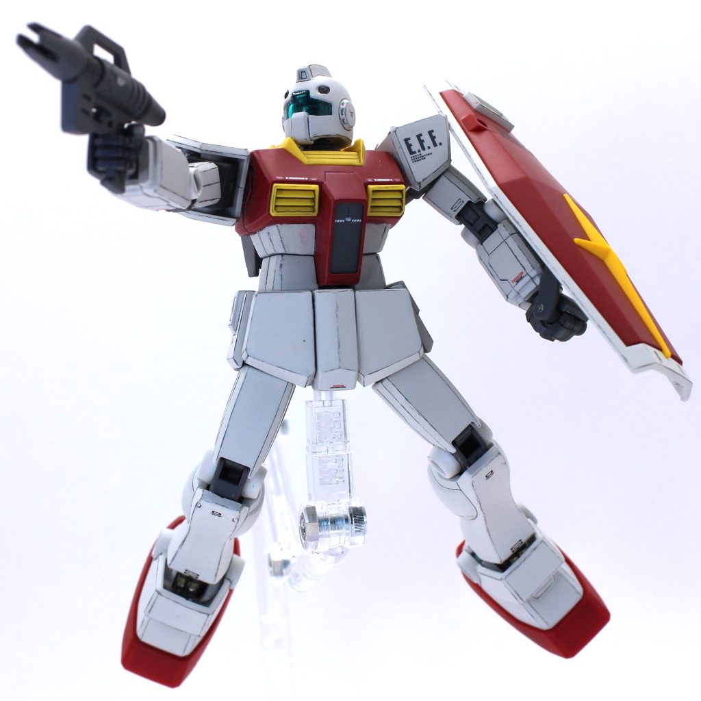 腰部ジムⅡベースに、リバイブガンダムの股関節を移植しています。キットが前後幅が大き過ぎるので、幅詰めもしています。