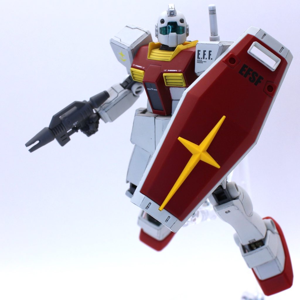 シールドこれもリバイブガンダムまんまです。スプレーガンオリジン系ジムのものです。HGUCジムのスプレーガンはちょっと小さくて貧弱なので、大きなオリジンバージョンを持たせました。三又ハイダーが埋まっているのは個人的にコレジャナイなので空けました。