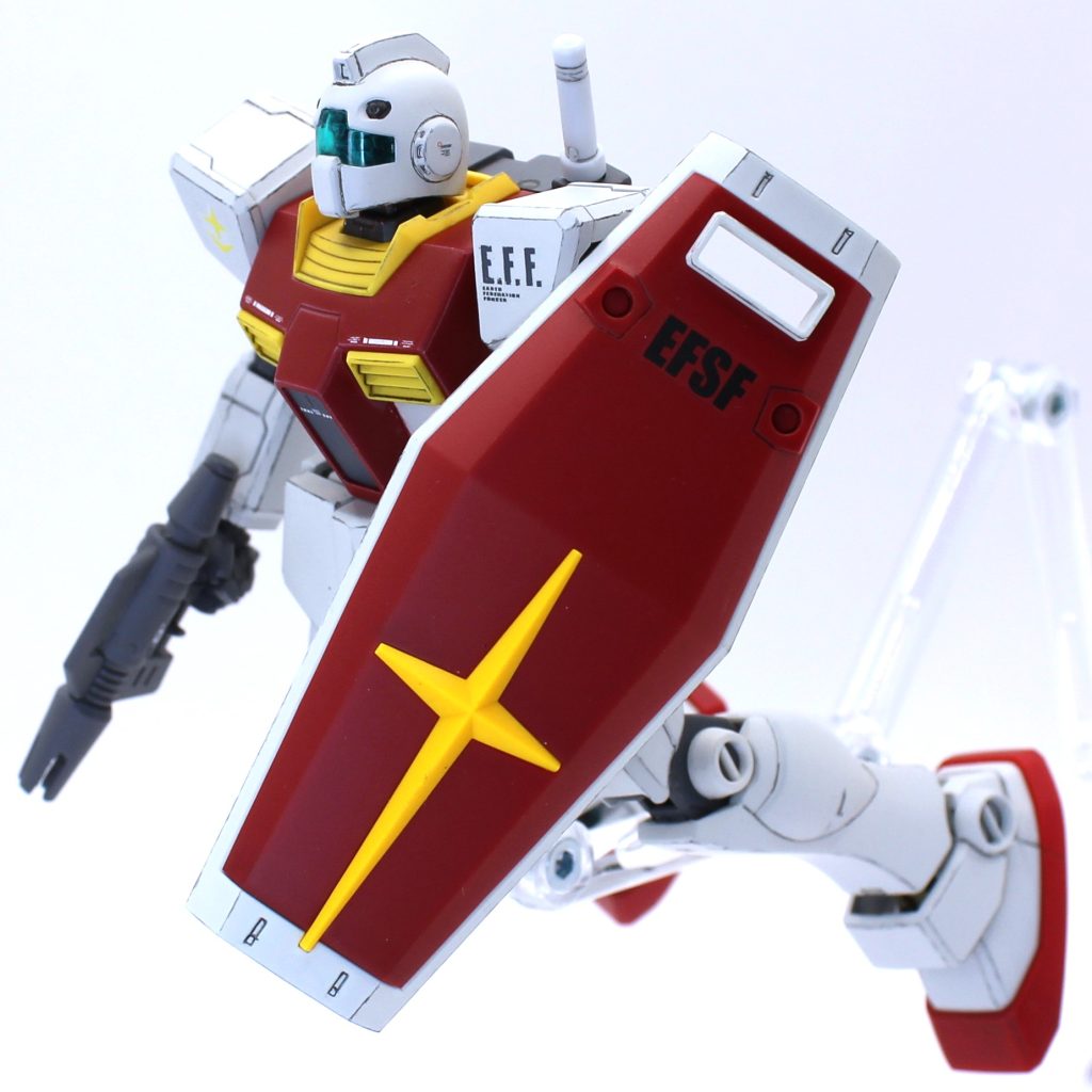 各部位ごとに詳細を書いていきます。まずは頭部。HGUCジムの頭部が昔からどうにも好きになれず、どこをどういじってもしっくりこないので、いっそのことイケメンのHGUCジムⅡの頭部をジムに落とせないか?と思ったのが今回の制作の発端です。整形箇所は下記です。・バイザーの真ん中の長さを短くし、おでこの凹もそれに合わせて肉盛り・アンテナ切除・アゴの角を削り込み・襟足部をシンプルに更地化これだけやっても、なんか全体的にジムⅡっぽさが残っている気がします。ただの私の先入観なのか、何かジムⅡを決定づける要素がまだ残っているのか?分からなくなってきたのでここで止めました。色分けミスって肩を白くしちゃったのが大きいのかも?ですが、塗り直すの面倒なのでこのままにします(苦笑)センサー部も最後にシール貼るの忘れて撮影終えてしまいました。