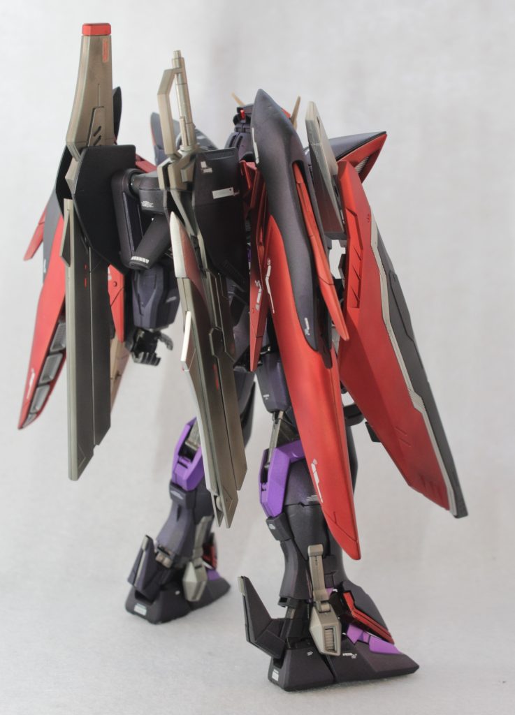 バックパックは無印1/100のデスティニーから拝借してきました。羽根の黒色部分をプラ板の積層で形状変更しています。