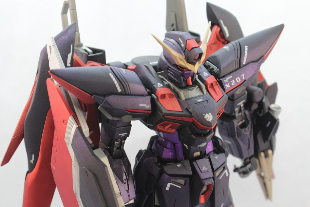 マットキャンディ塗装で仕上げています。写真だと分かりにくいですが,黒色部分も黒の上にホワイトパール>クリアパープルと塗って光の当たる角度によっては紫色に見えるようにしています。