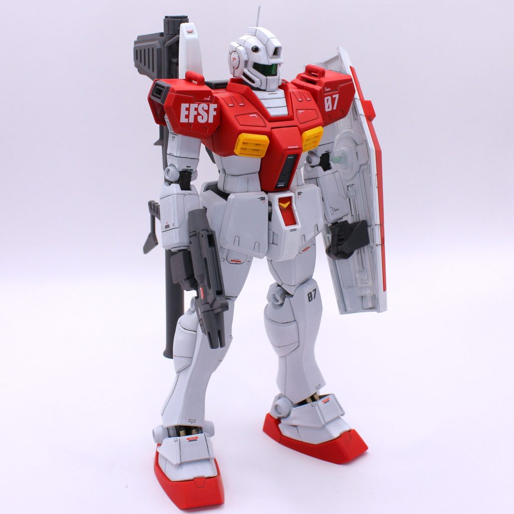 元々余り物という事もあり、異キット同士の接合部を微調整したのみで軽い気持ちで制作しました。ジム改はB-CLUBのジムコマ変身キットの素体になってもらうべく、完成ジャンク品を入手しました。頭部や肩アーマー等、丸々挿げ替えなので余りましたが、非常に勿体ないので活用しました。1.0ジムは顔は歴代ジムキットの中で抜群にイケメンなので、頭部だけ引っ張ってOYWガンダム等とミキシング予定で、体は丸々使い道が見出せなかったのですが、今回ジム改と合体させる事ができました。