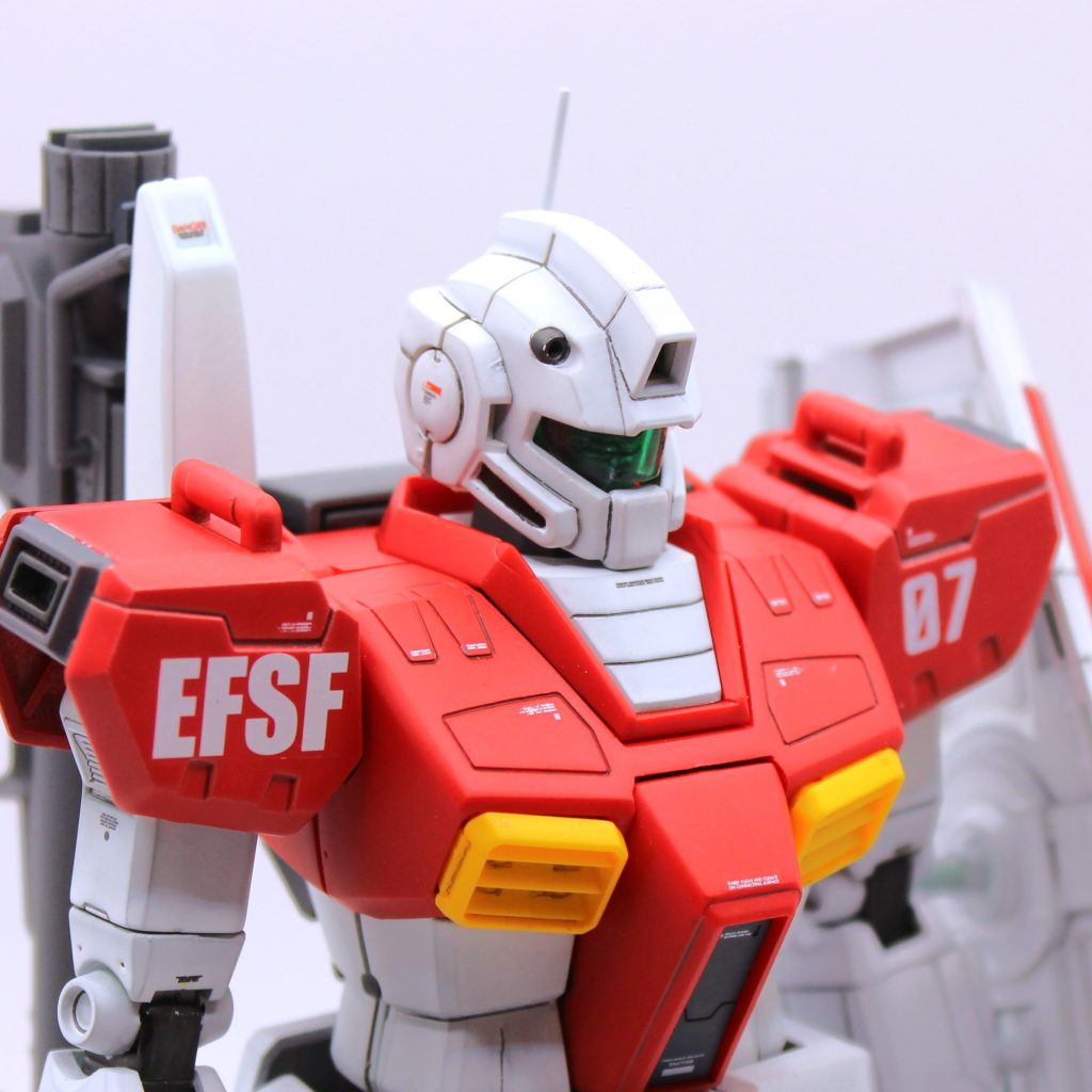 頭部は調達時からアンテナが折れていたので、0.8mmの真鍮線で補填しました。バイザーは無色だったので、ラッカースプレーのクリアブルーとクリアイエローの重ね吹きで緑にしています。MG1.0ジムの胴体にポン付け自体は出来ましたが可動範囲に難があったので、干渉するアゴ、襟足周りを少し削り込みました。同様に胴体の襟側も削り、ある程度首が自由に回るようにしました。首があまりに動かないと結構ポージングの幅が狭まるというか、表情付けが難しいですよね。特にバイザー族はモノアイ族よりも目線演出が難しいですし。トサカと側頭部の合わせ目は消すの難儀しそうだったので、見なかった事にしました(苦笑)